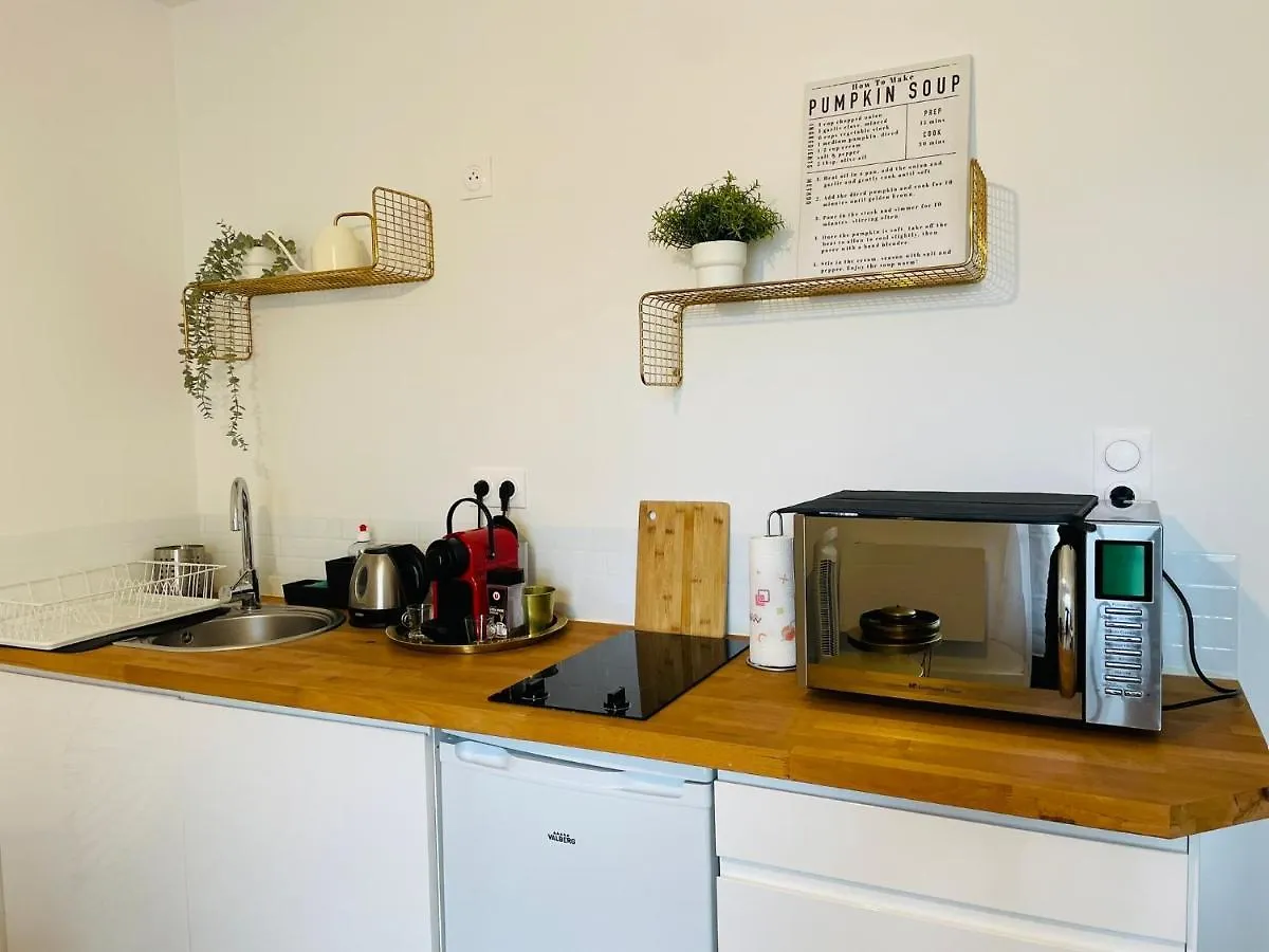 Apartment Le Studio D'Angele : Angie Bruz
